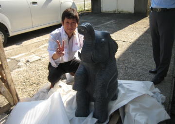 象の石像を納品しました。