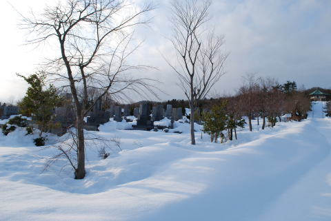 富山の冬の墓地の様子