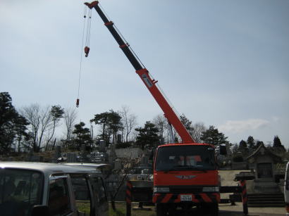お墓施工中　大型クレーンも登場